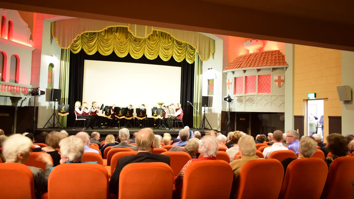 The main auditorium with the Campbeltown Brass Band entertaining the audience as the auditorium fills up 