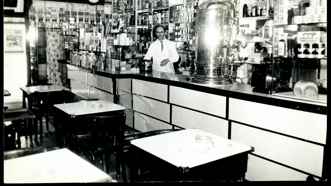 Dewch i ddysgu am ddiwylliant caffi Cymru – a chewch ddiod am ddim hefyd! Giuseppe Rabaiotti a'r peiriant coffi yng Nghaffi Talbot (1950au, Port Talbot)