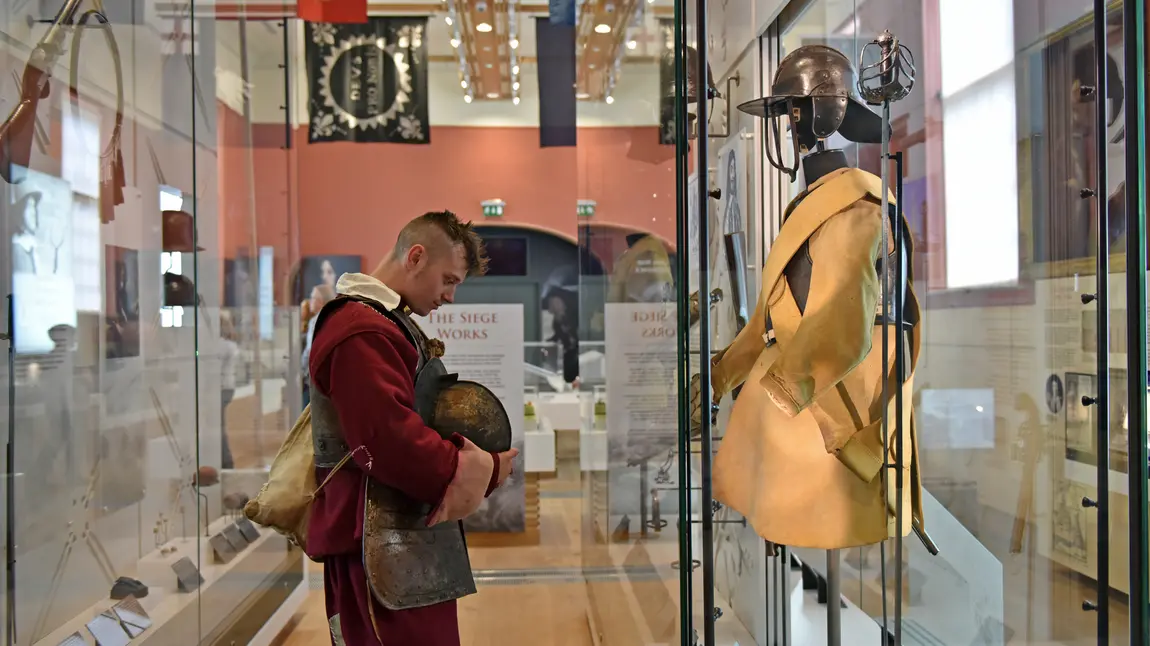 East Midlands’ Civil War heritage unlocked A re-enactor examines an exhibit at the Civil War Centre