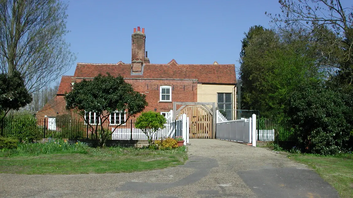 Headstone Manor from the driveway