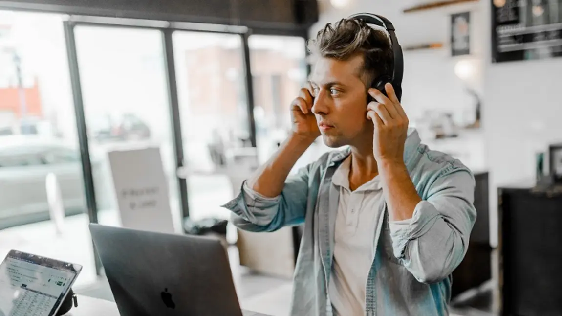 Digital guide: an introduction to online accessibility Man with headphones and computer
