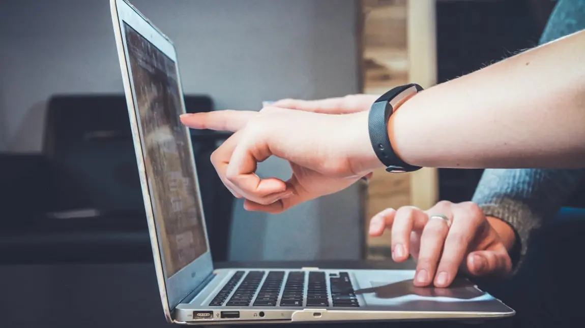 Advice: Understanding our open licence People pointing at a laptop screen