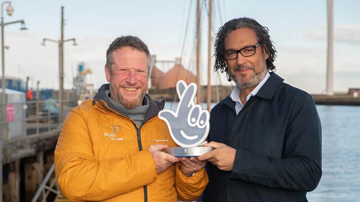 Clive Gray o Blyth Tall Ships yn derbyn Gwobr y Loteri Genedlaethol gan yr hanesydd David Olusoga