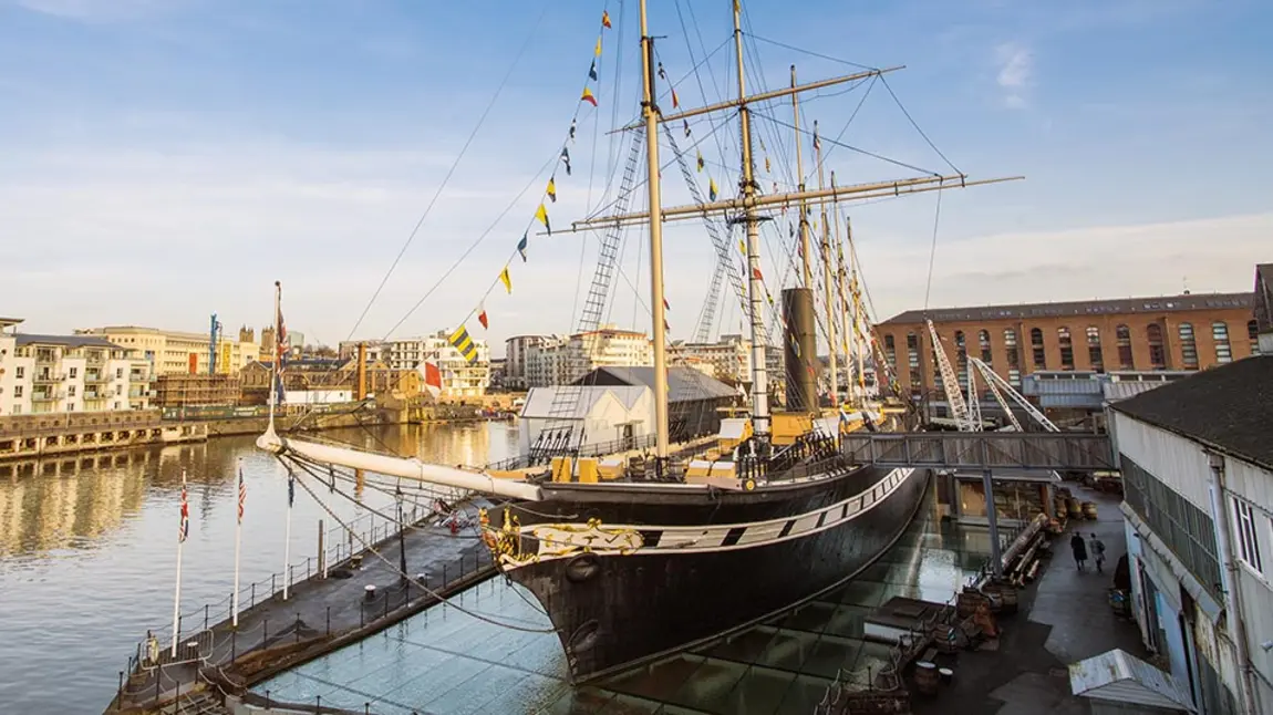 Mae llong Brunel SS Great Britain yn sefyll yn ei doc sych