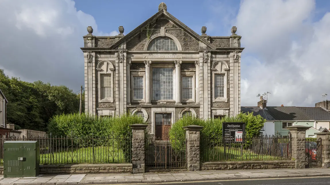 Capel Gradd II* ‘bregus’ i dderbyn gofal strwythurol – gan y Loteri Genedlaethol Capel Bethania ym Maesteg