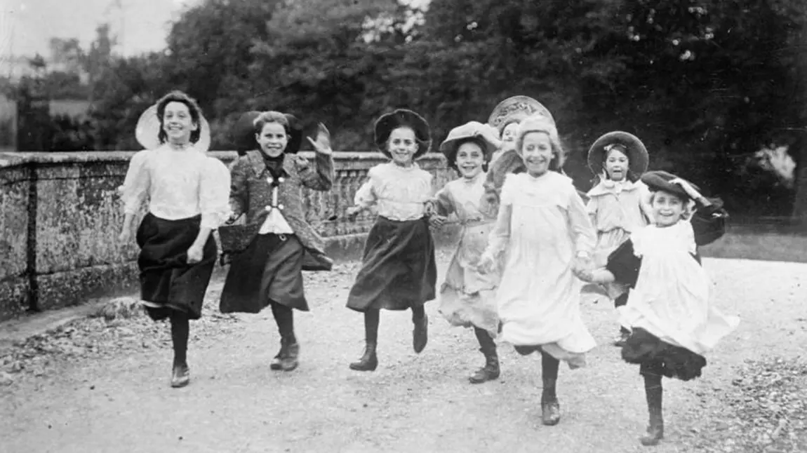 Young girls playing in 1914