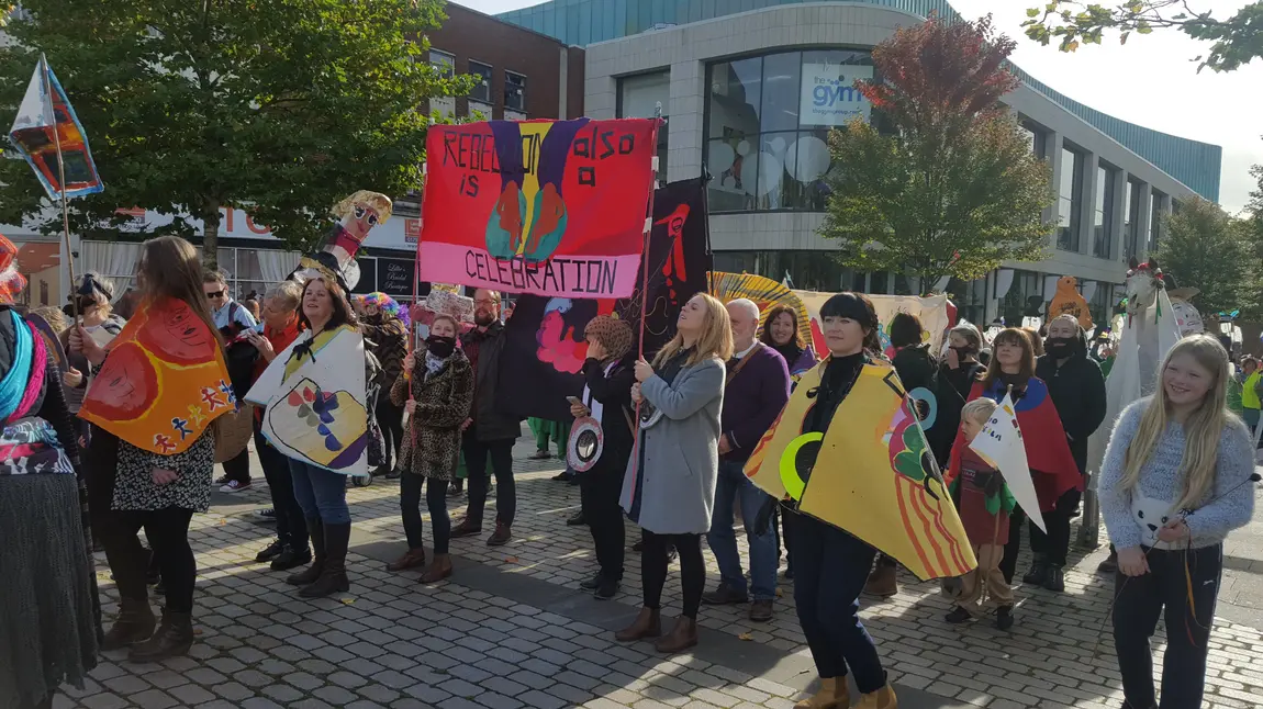 Torfeydd yn heidio i ddathlu ail-agor oriel gelf yn Abertawe Pobl yn cymryd rhan yn yr orymdaith