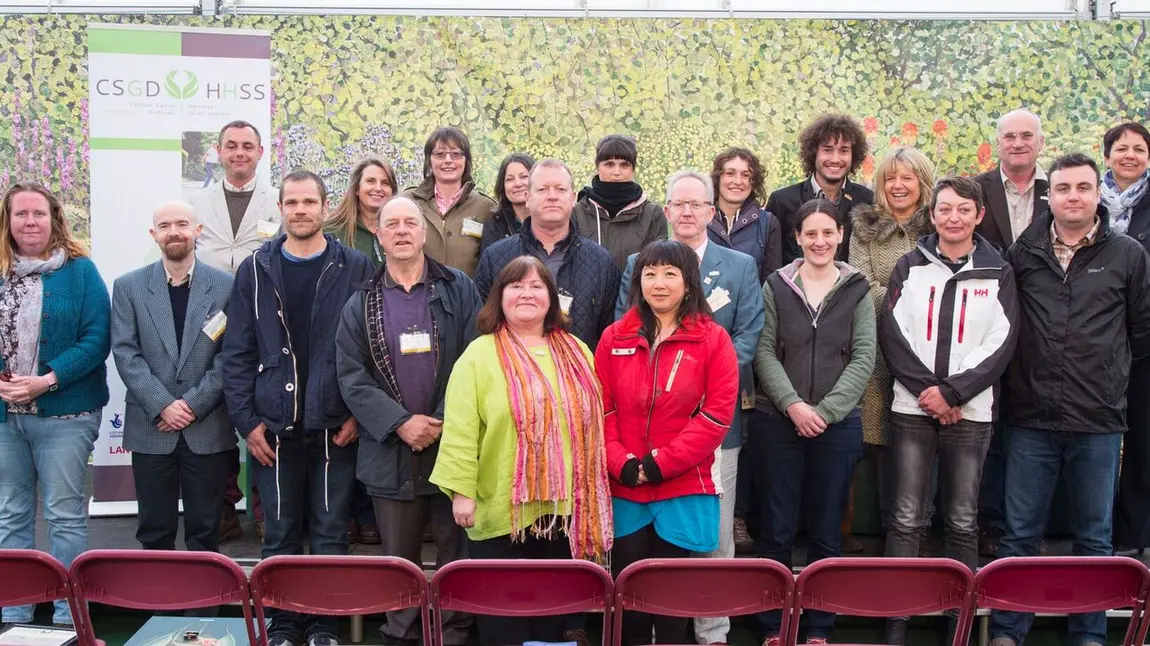 Garddwriaethwyr treftadaeth yn blaguro a blodeuo yn Sioe Flodau Caerdydd Rhai o raddedigion y Cynllun Sgiliau Garddwriaeth Treftadaeth