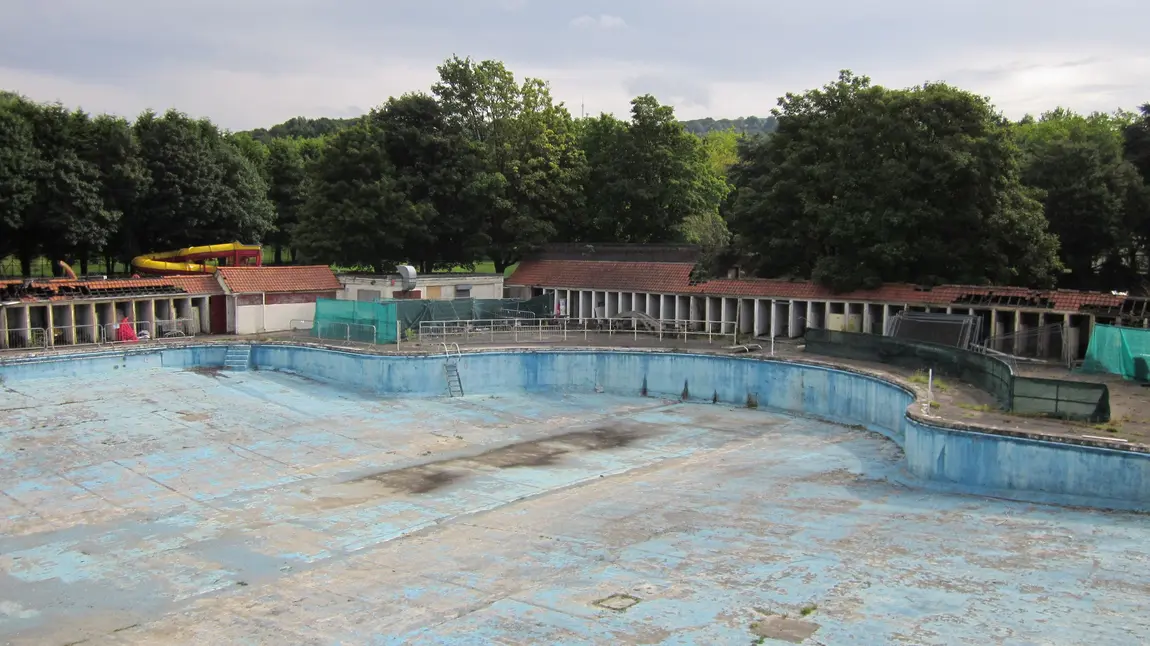 HLF gives Wales’ only listed lido a new lease of life Current condition of Ynysangharad Park Lido