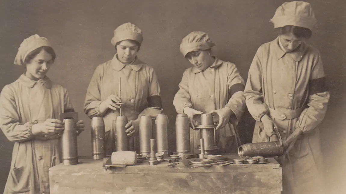 'Munitionettes' making First World War shell casings 