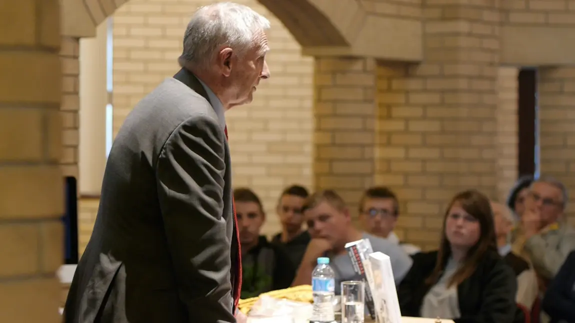 Steven talks to schoolchildren