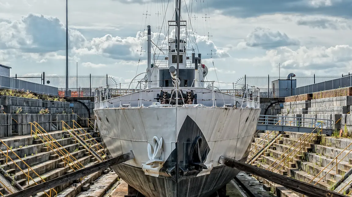HMS M33