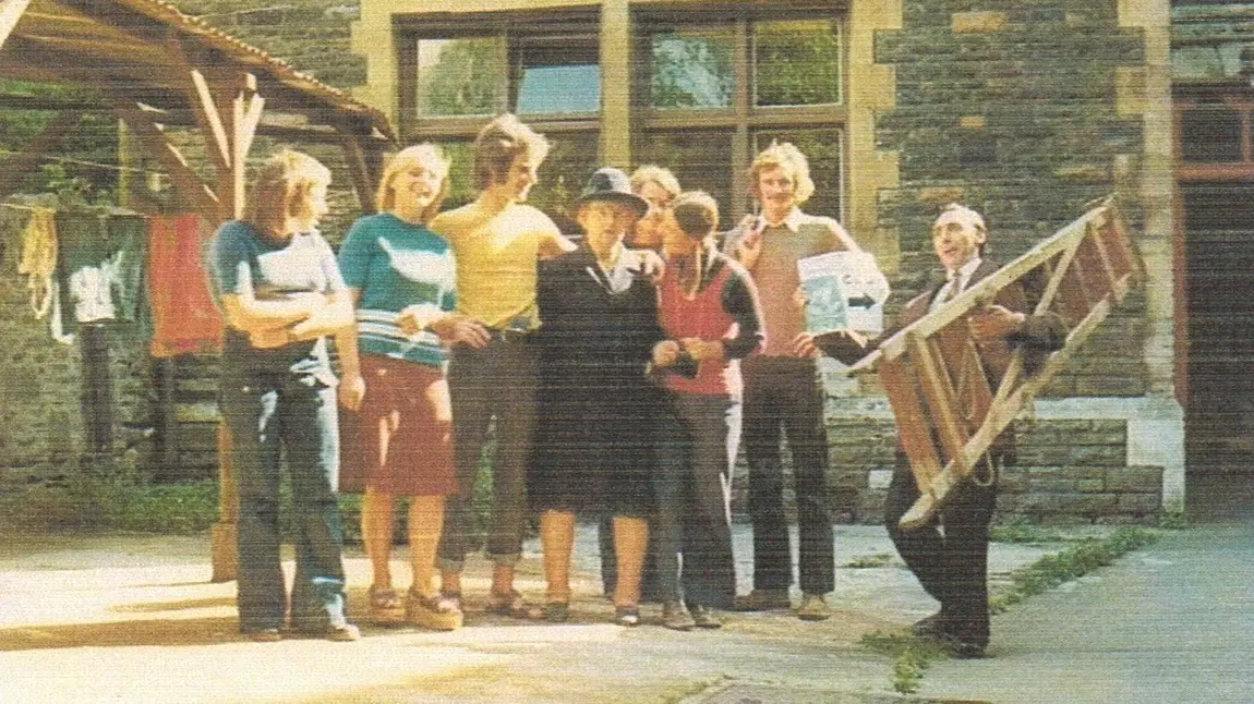 Archwilio storïau o wirfoddoli yng Nghaerdydd Llun o gwirfoddolwyr yn gadael eu pencadlys yn Neuadd Eglwys Bresbyteraidd ar Blas Windsor ar eu ffordd i addurno (1966)
