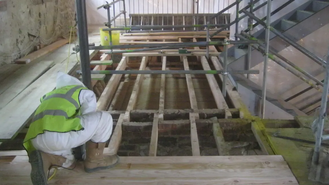 A joiner fixes a floor