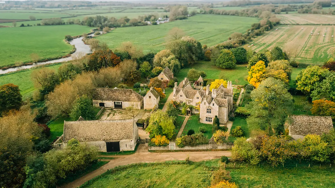Kelmscott Manor and the beautiful Oxfordshire countryside