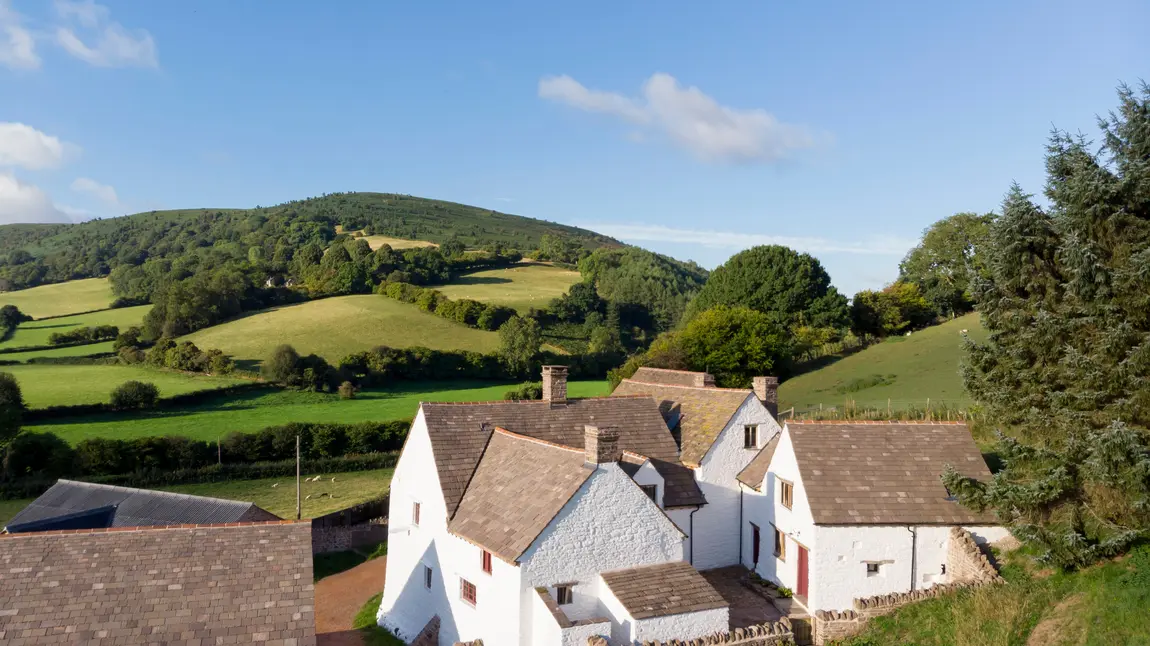 Tŷ canoloesol a achubwyd yn serennu mewn rhaglen ddogfen Bwthyn Gwyn yng Nghymru