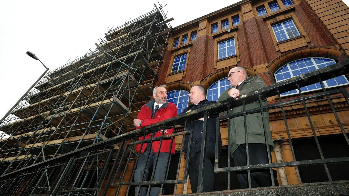 Mae hen adeilad yr YMCA ar bromenâd Pontmorlais 