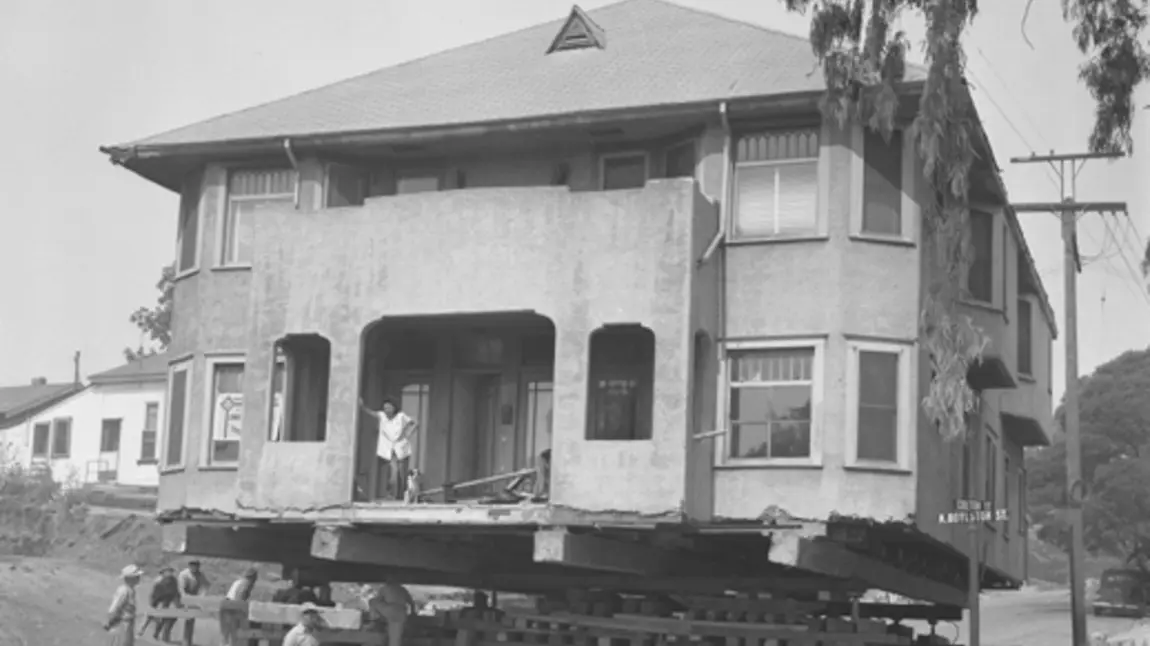We are moving! House being moved from one street to another