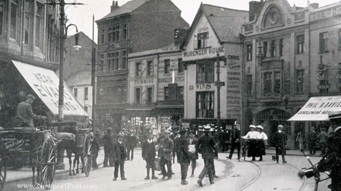 50 mlynedd o ardaloedd cadwraeth Stryd Fawr Casnewydd yn ei hanterth