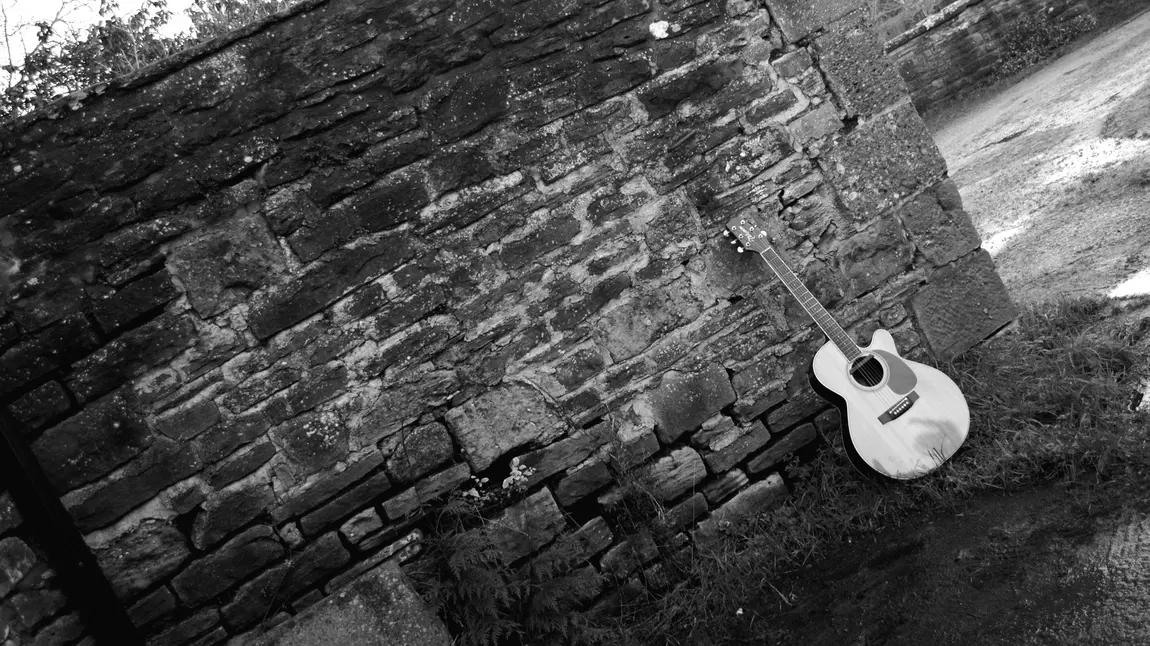 Gitâr Noel Gallagher yn Stiwdios Rockfield Gitâr Noel Gallagher yn pwyso yn erbyn wal yn Stiwdios Rockfield