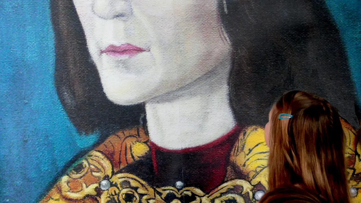 Children look at a painting of Richard III