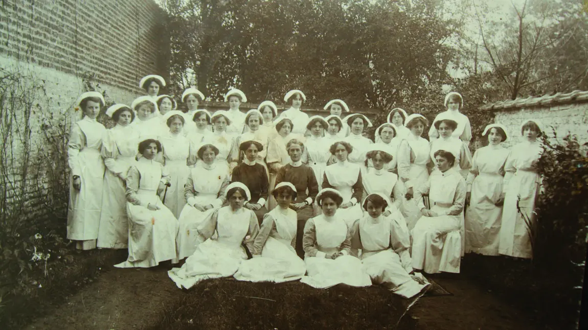 Edith (2nd row from the front, 4th from the left) at the nurse training school she ran in Brussels around 1912