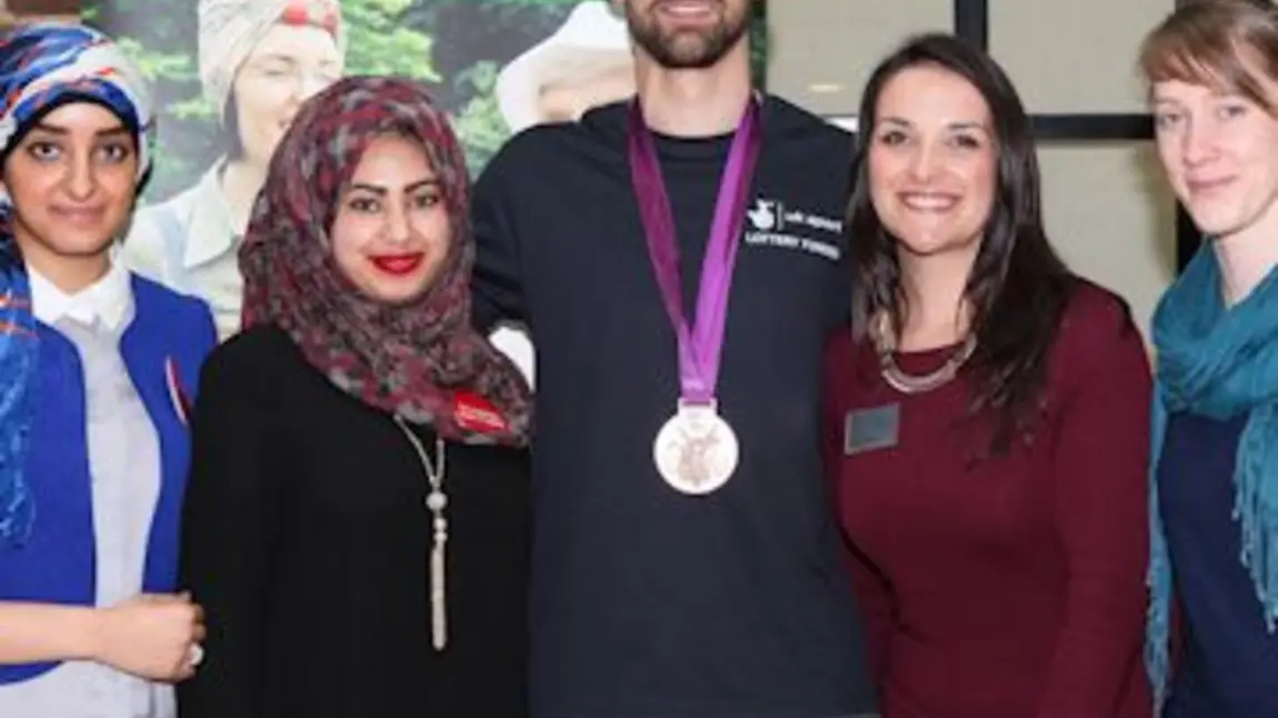 Shanice Mohammed a Sara Khallaf yn cyfarfod medalydd Olympaidd yng Nghaergrawnt