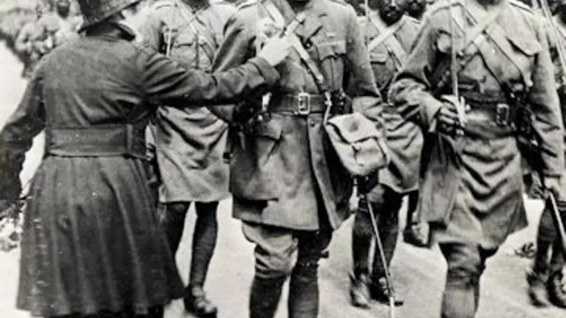 A lady pinning a flower onto a Sikh soldier in 1916