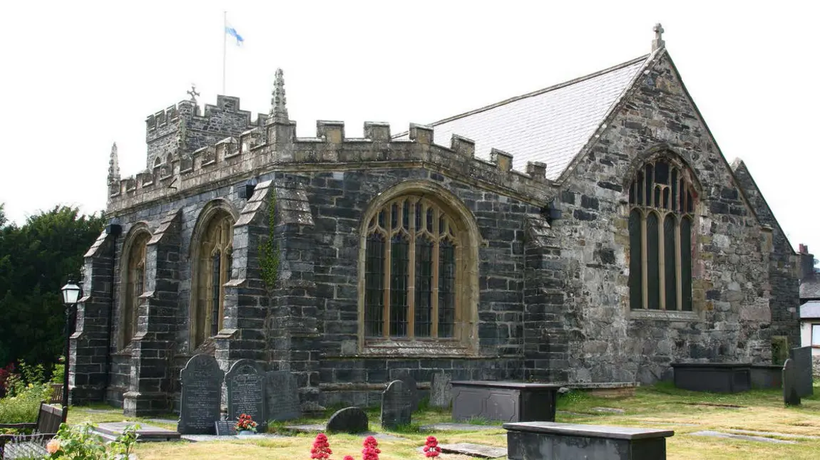 Nadolig yn dod yn gynnar i Eglwys Sant Grwst diolch i anrheg gan y Loteri Genedlaethol Eglwys Sant Grwst