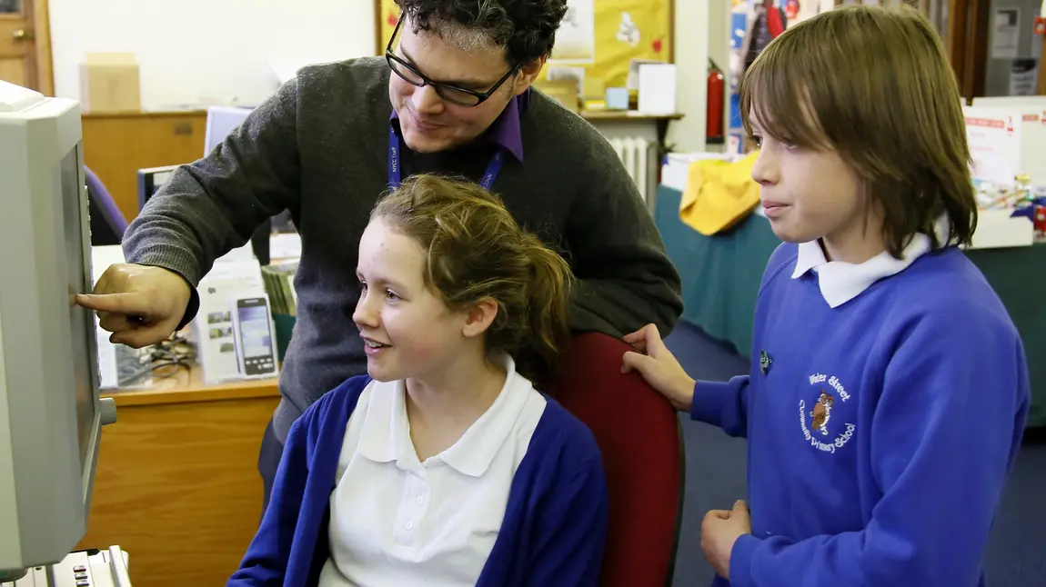 Water Street Primary students working with Library staff to conduct research into ex-students killed during the war Water Street Primary students working with Library staff to conduct research into ex-students killed during the war