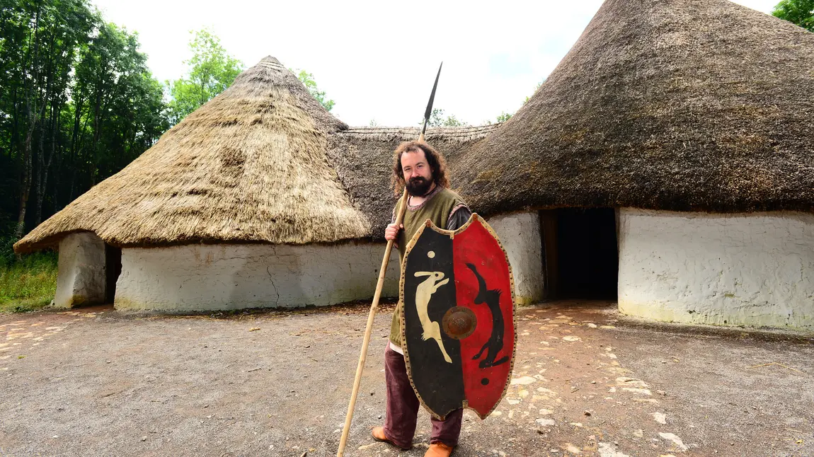 Gwirfoddolwyr yn rhoi bywyd newydd i adeilad o’r Oes Haearn Paratoi i frwydro yn Bryn Eryr