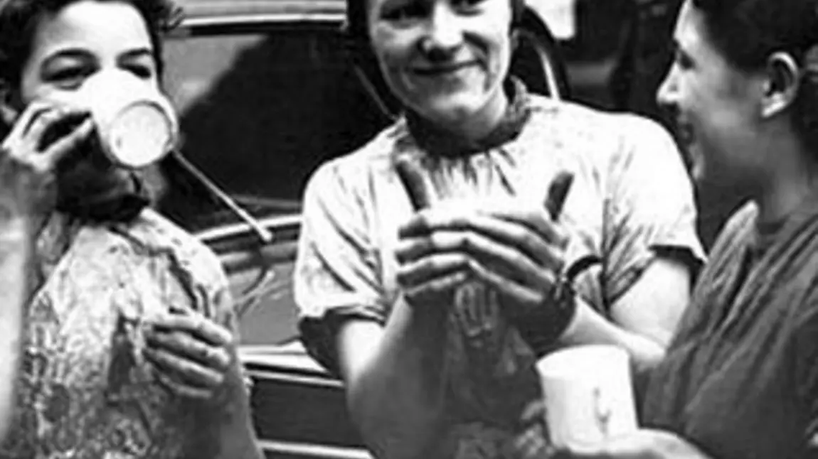 Buffer Girls at mobile canteen in South Yorkshire during the Second World War