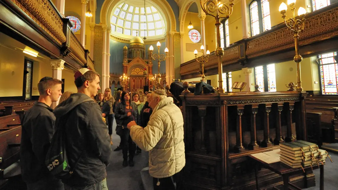 People being shown inside Garnethill Synagogue, Glasgow