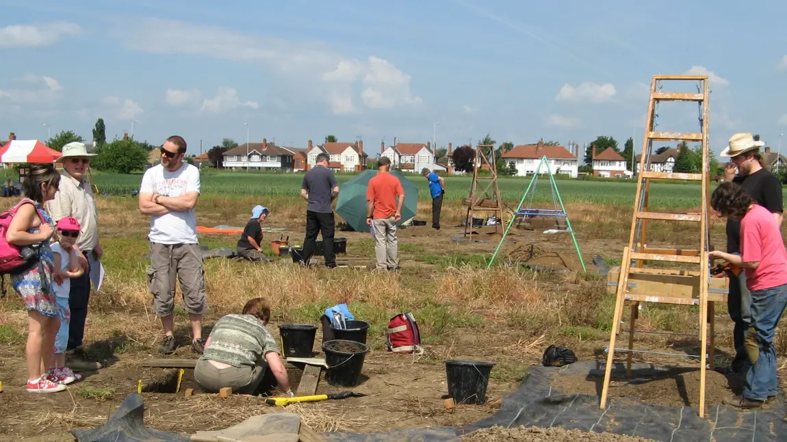 Volunteers at the Ice Age hunting site Farndon Fields