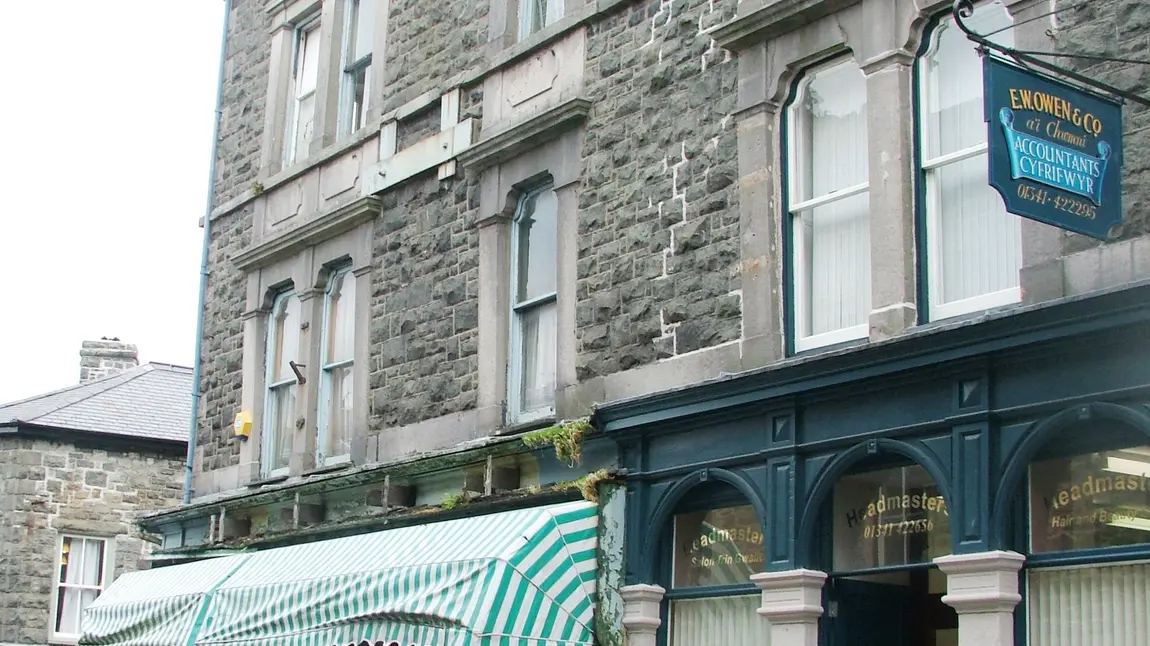 Buddsoddiad Loteri £2.6m tuag at brosiectau adfywio eang yn Nolgellau a Chaergybi Adeilad Wilkins, Dolgellau sydd angen ei adfer