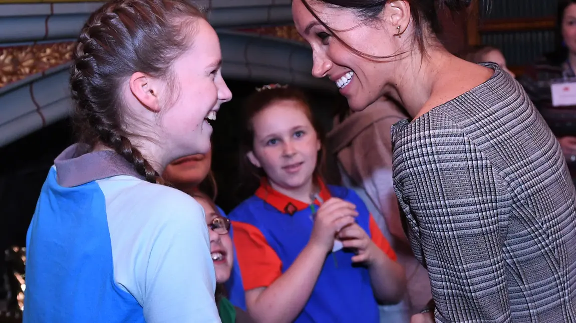 Meghan Markle yn cwrdd â'r Merched Gynnau Meghan Markle yn cwrdd â'r Merched Gynnau