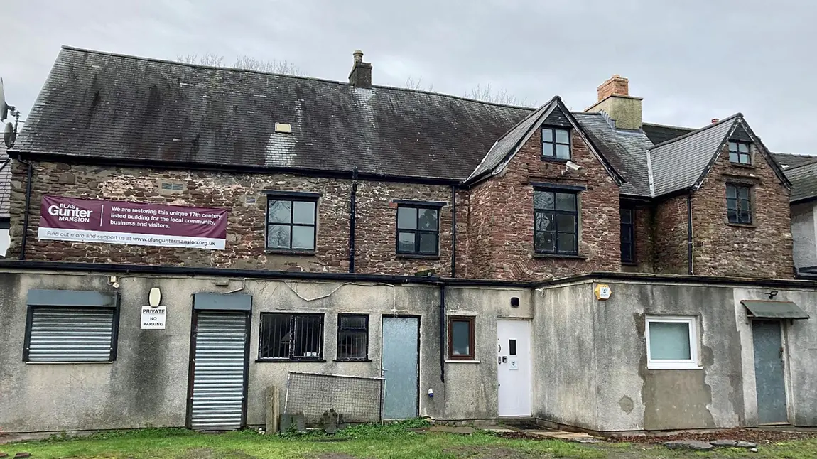 Adeilad o'r 17eg ganrif gydag ychwanegiadau o'r 20fed ganrif mewn cyflwr adfeiliedig