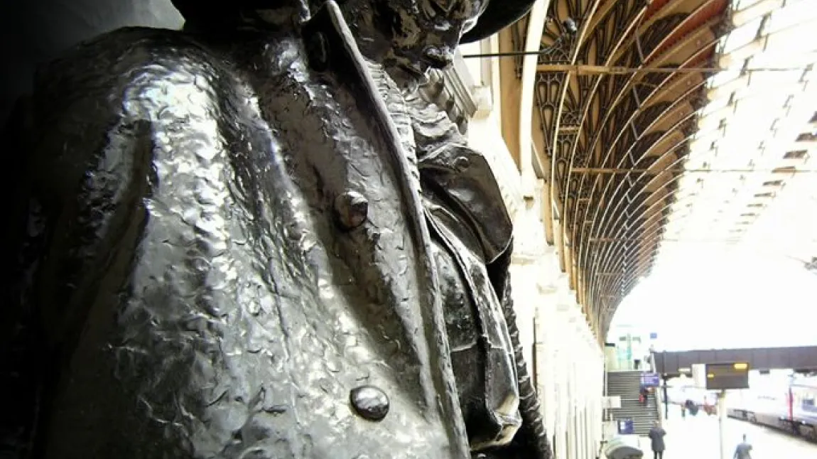 Statue of the unknown soldier at London's Paddington Station