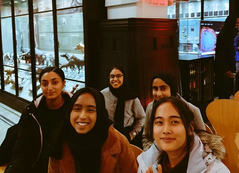 young-people-sahm.jpg Young people in museum